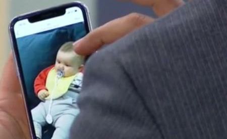 Телеведущий вынудил азербайджанского певца показать фото сына - ФОТО