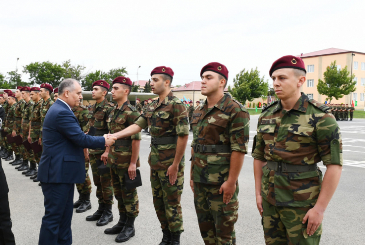 В Азербайджане началось увольнение в запас военнослужащих воинских частей в подчинении Минобороны
