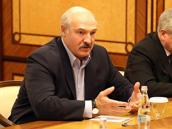 Лукашенко отказался самоизолироваться и сдавать тесты на коронавирус

