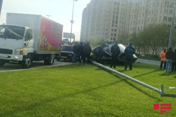 Тяжелое ДТП в Баку: автомобиль врезался в электрический столб