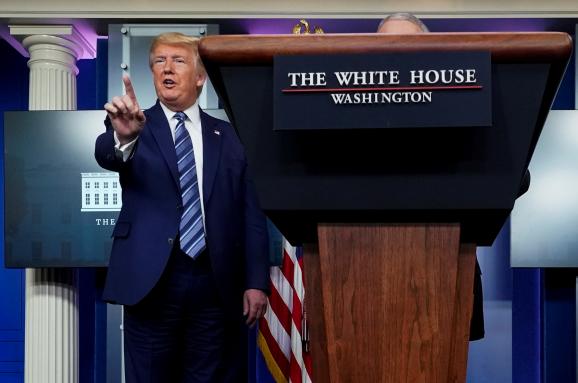 Трамп временно приостановил иммиграцию в США