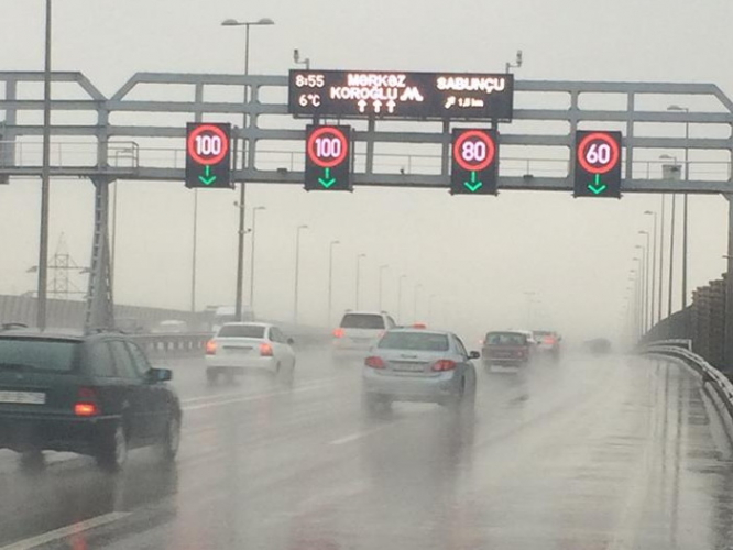 На основных автомагистралях Баку снижена скорость движения
