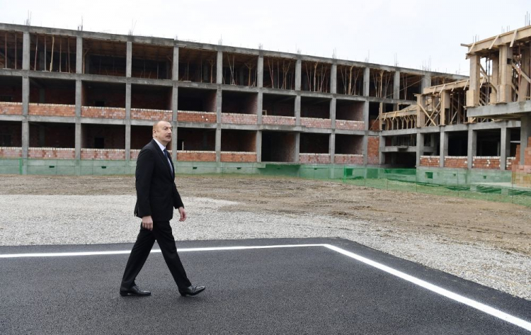  Ильхам Алиев ознакомился с ходом строительных работ жилых зданий для семей вынужденных переселенцев - ФОТО - ОБНОВЛЕНО