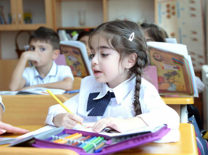 В Азербайджане ведется обсуждение в связи с приемом в первый класс
