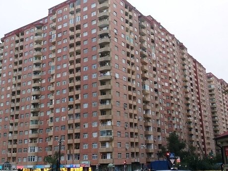 В Баку пожилая женщина скончалась, упав с высотного здания