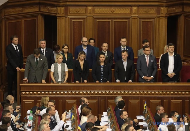 Украинским чиновникам в 26 раз уменьшили зарплаты