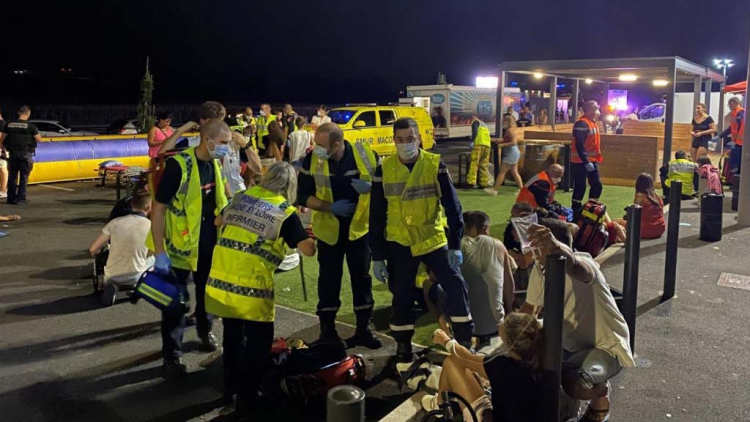 Во Франции автомобиль въехал в толпу, пострадали 13 человек
