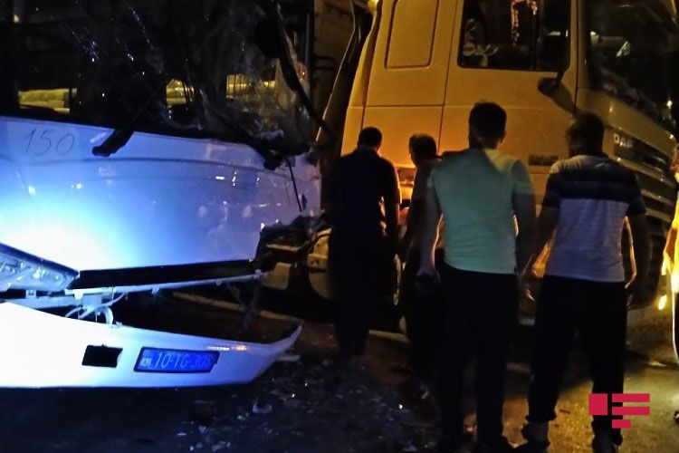 В Баку в ДТП попал автобус, осуществляющий незаконные пассажироперевозки, есть раненые - ФОТО