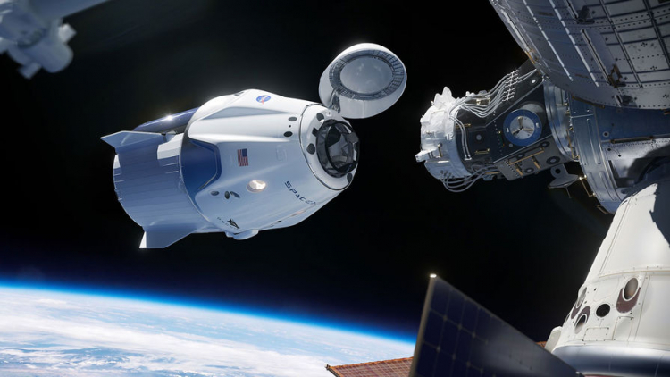 Crew Dragon с двумя астронавтами отстыковался от МКС и взял путь на Землю