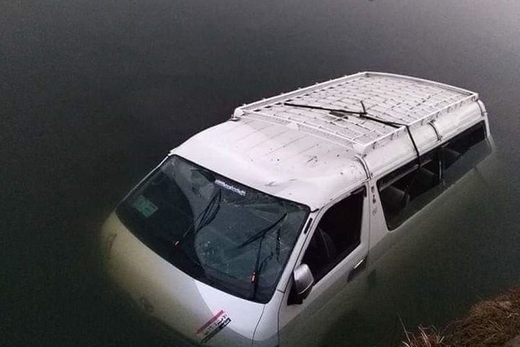 В Египте при падении микроавтобуса в канал погибли восемь человек