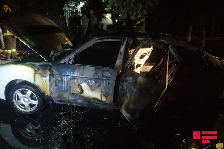В Сумгайыте взорвалась и сгорела Lada Priora - ФОТО