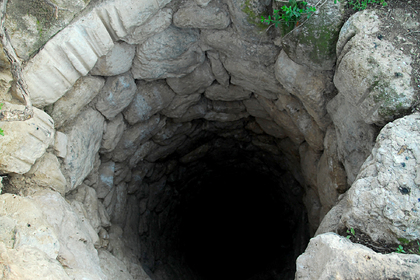 Женщина прыгнула в 30-метровый колодец и спасла упавшего туда сына
