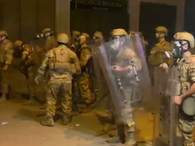Ливанская армия начала разгонять демонстрантов в Бейруте - ВИДЕО