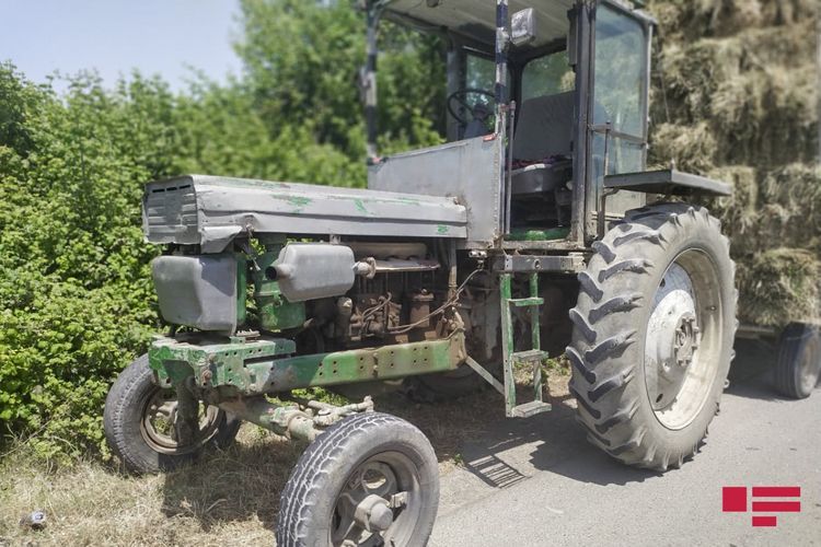 В Азербайджане легковой автомобиль столкнулся с трактором: есть погибший