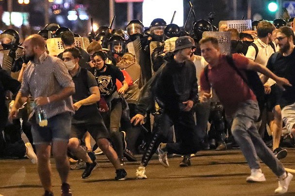 Силовики жестко пресекают акции протеста в спальных районах Минска