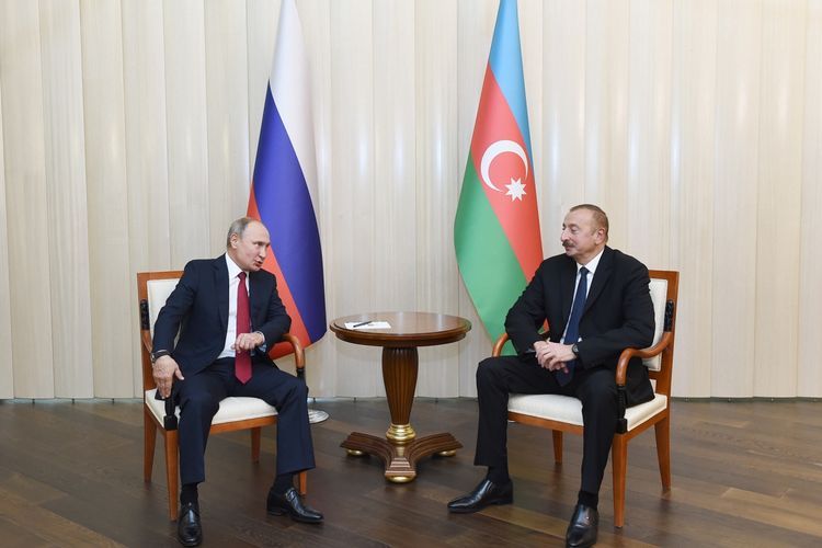 Ильхам Алиев заявил Путину, что цель его звонка - поставка 400 тонн оружия из России в Армению