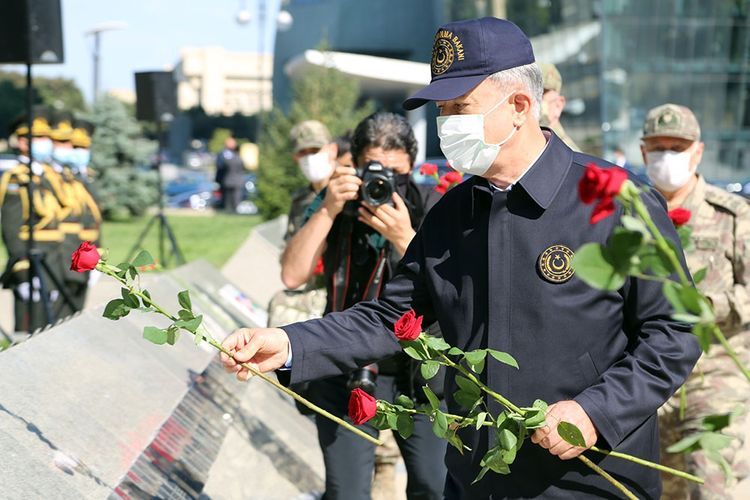 Министры обороны Азербайджана и Турции посетили Аллею почетного захоронения и Аллею шехидов - ФОТО
