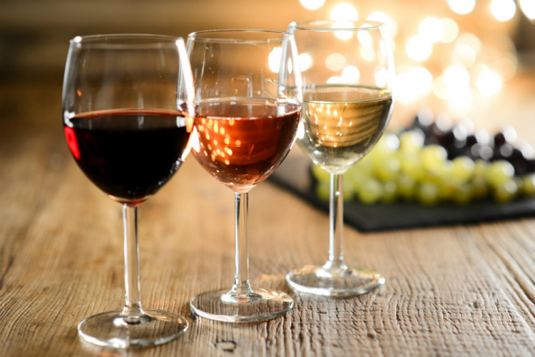 Медик развеял миф о вреде сухого вина
