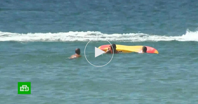 Президент Португалии спас тонущих в океане девушек - ВИДЕО