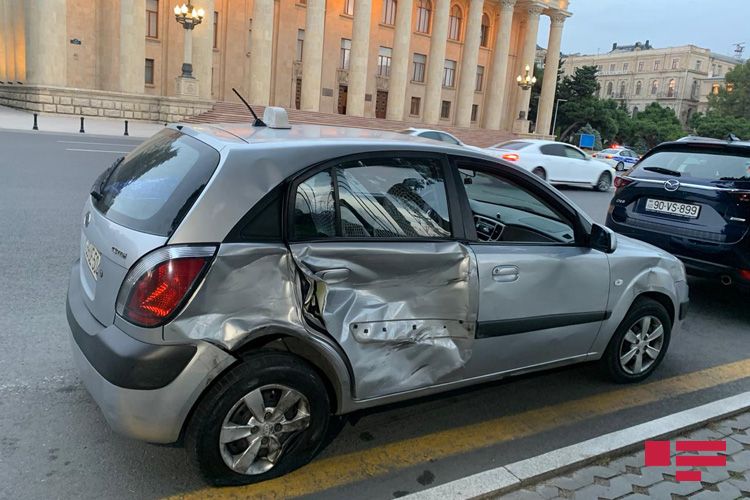 В Баку такси попало в ДТП, пострадали два пассажира - ФОТО
