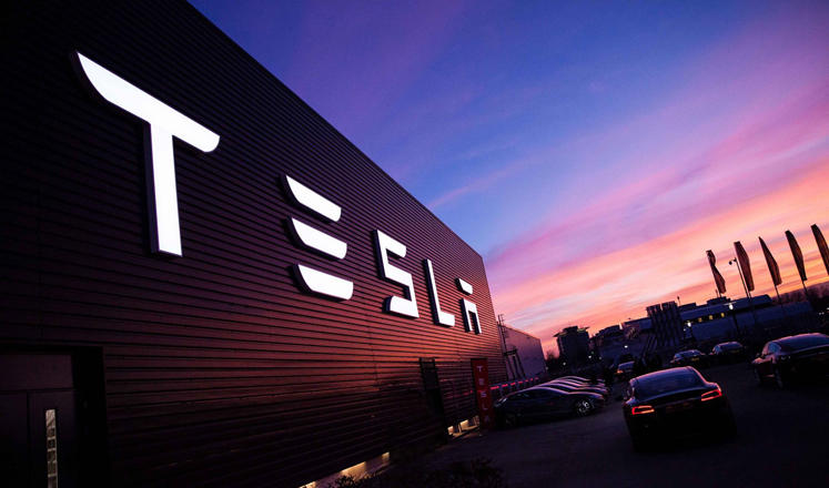 Стоимость акции Tesla впервые превысила $2 тыс.