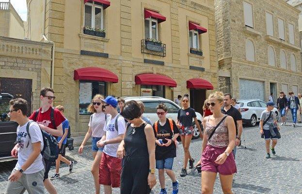 В Азербайджане число туристов уменьшилось в три раза