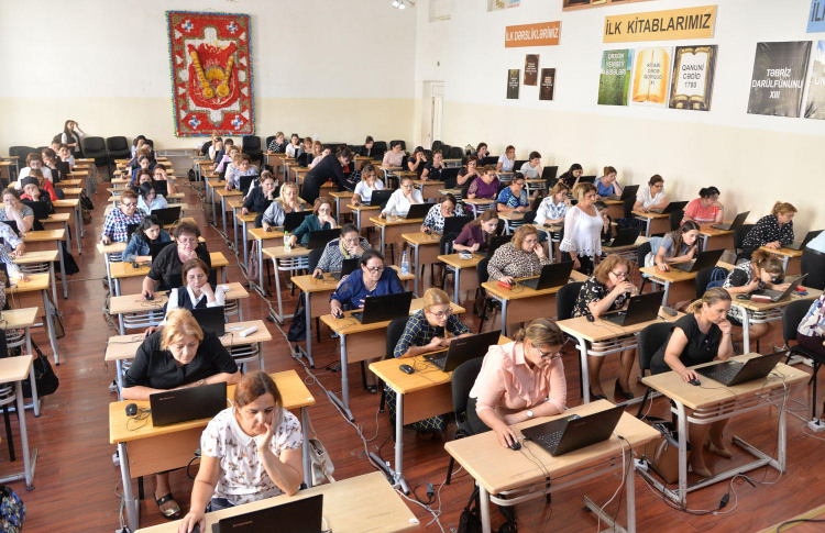 В Азербайджане проходит экзамен для учителей физкультуры и начальных классов
