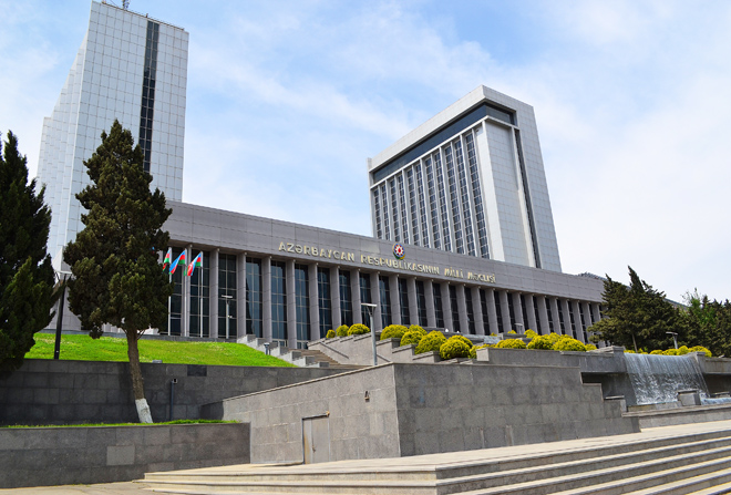 В здании парламента Азербайджана комнатам для встреч и залам заседаний даны названия
 - ФОТО