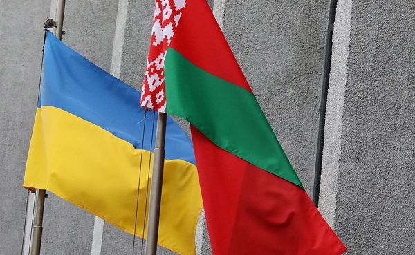 Киев приостанавливает все контакты с Минском