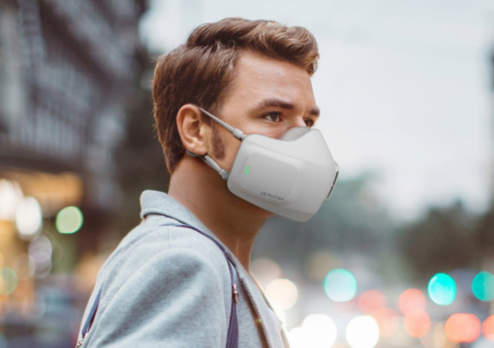 Разработчики представили электронную маску с очистителем воздуха
