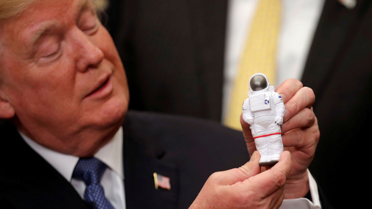 Трамп пообещал отправить женщину на Луну и водрузить флаг на Марсе

