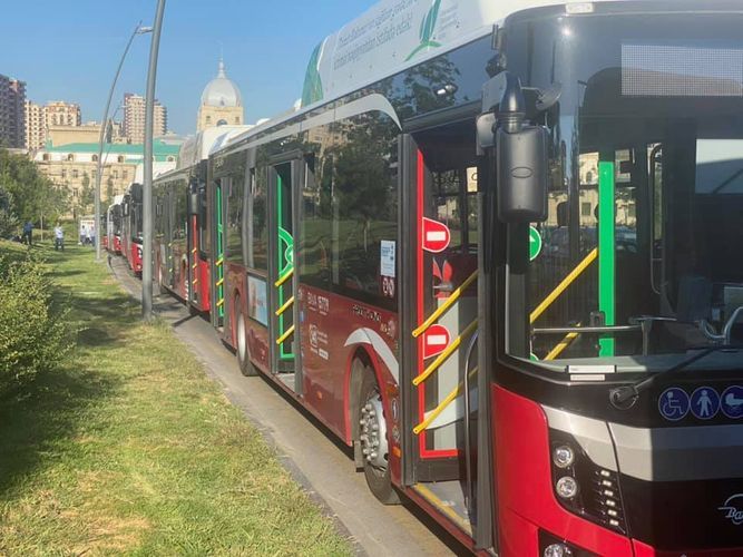 В Баку для устранения плотности пассажиров на линию выпущены новые автобусы
 - ФОТО