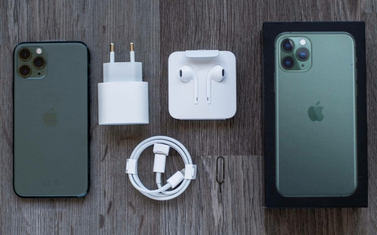 Apple вернет зарядное устройство в комплект поставки iPhone 12
