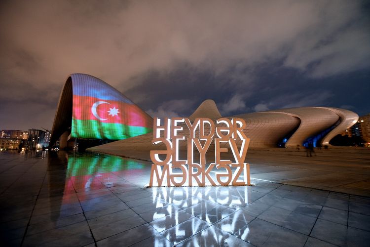 Центр Гейдара Алиева, «Пламенные башни» и Бакинский Олимпийский стадион окрасились в цвета флага Азербайджана - ФОТО