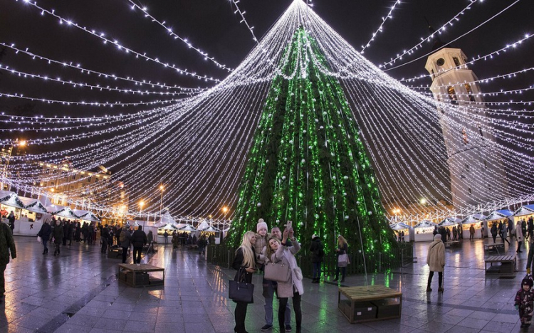 Названа самая красивая новогодняя елка Европы - ВИДЕО