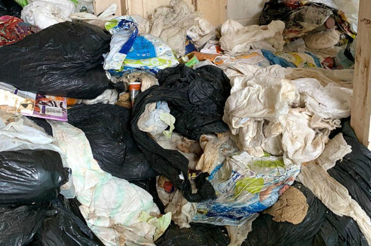 Жуткий случай в США: Женщина впала в депрессию и накопила дома 27 тонн мусора
 - ФОТО
