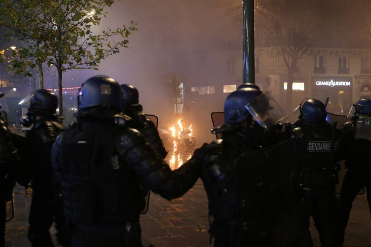 Во Франции на протестной акции пострадали восемь полицейских