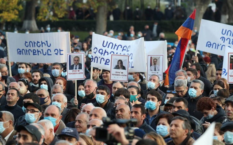 Оппозиция в Армении намерена парализовать движение