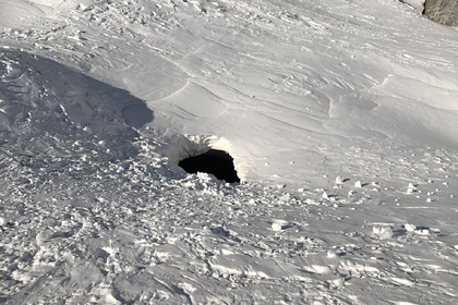 Лыжница провалилась в действующий вулкан и осталась жива

