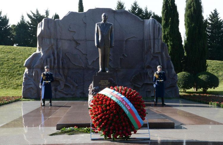Президенты Азербайджана и Турции посетили Аллею почетного захоронения
