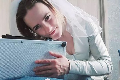 Россиянка вышла замуж за чемодан и рассказала об отношениях с "супругом"

