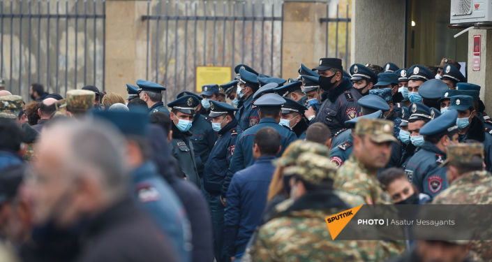 В Армении родители без вести пропавших солдат прорвались к зданию минобороны
 - ВИДЕО