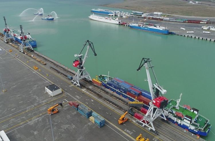 В Азербайджане увеличились грузоперевозки морским транспортом
