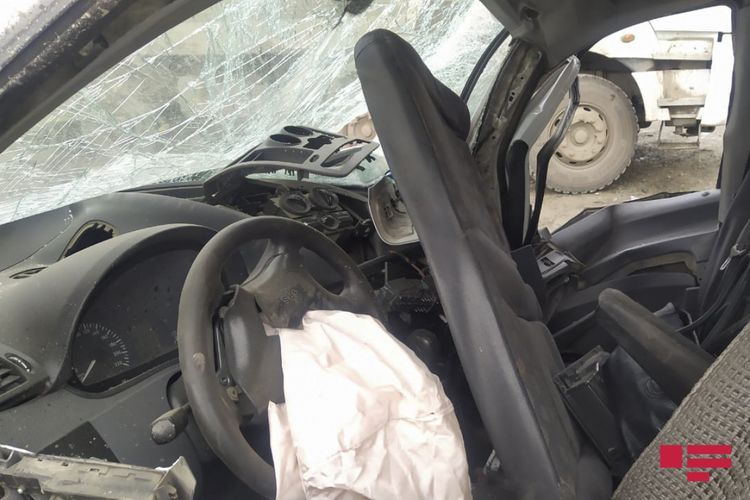 В Ордубаде столкнулись 2 автомобиля, погибли отец и сын
