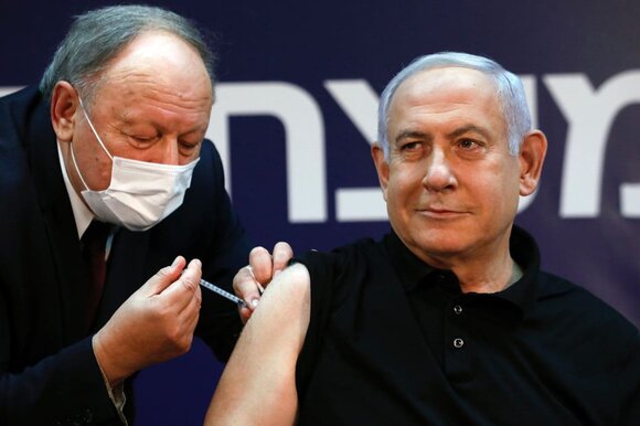 Нетаньяху первым в Израиле вакцинировался от COVID-19