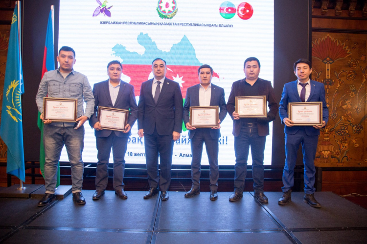 Посол Азербайджана вручил почетные грамоты казахстанским блогерам и журналистам