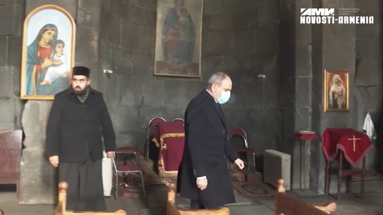 Армянский священник отказался пожать руку Пашиняну
 - ВИДЕО