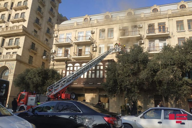 Пожар в жилом доме в Баку потушен - ОБНОВЛЕНО - ФОТО