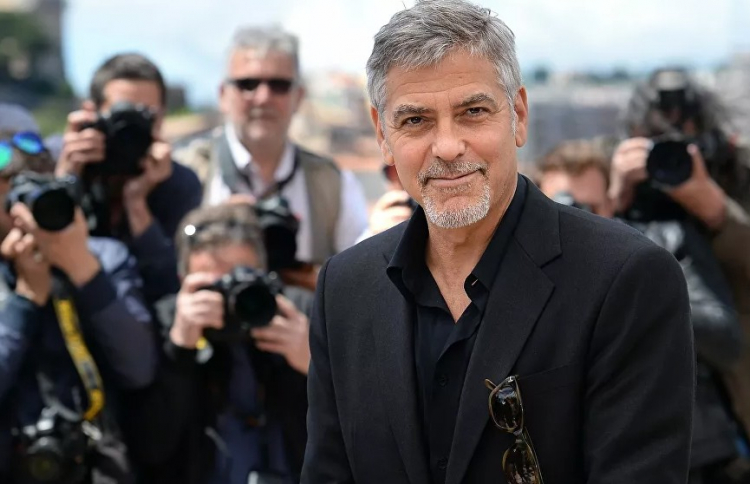 Джордж Клуни рассказал, почему его дети верят в Санта Клауса
