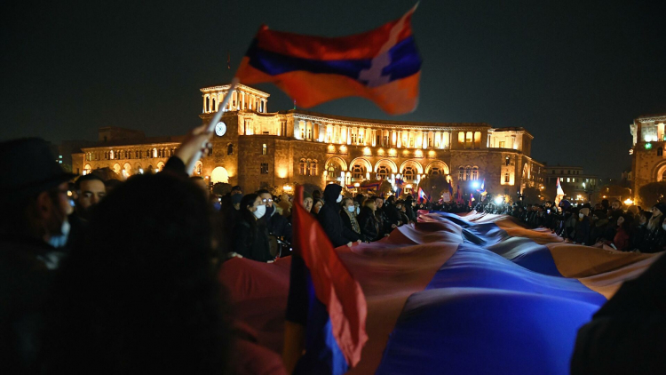 В Ереване протестующие остались ночевать на площади у Дома правительства - ВИДЕО